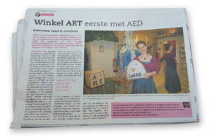 Karin van Boggelen  van Art Den Bosch heeft een AED in haar winkel